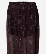 Pantalón largo estilo Aladino de Blue Steel, confeccionado en chiffon con estampado floral y detalles de encaje aplicado. Cuenta con cintura elástica y bajos ajustables con amarras en los tobillos.