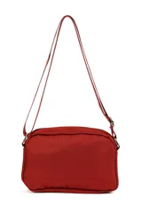 Bandolera negra de material sintético, con correa ajustable y dos compartimentos frontales con cierre de cremallera metálico.