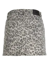 Minifalda de denim con estampado de leopardo en tonos grises y blancos, tiro medio, con cierre de cremallera y bolsillos delanteros y traseros.
