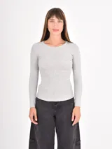 Remera de manga larga con diseño de rayas horizontales finas en blanco y negro, cuello redondo y corte ajustado.