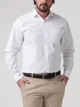 Camisa de manga larga RKF modelo Easysolid, color blanco, de corte regular y confeccionada en popelina de algodón con tratamiento de fácil planchado. Presenta cuello camisero clásico, cierre frontal con botones y un bolsillo en el pecho con el logo bordado.