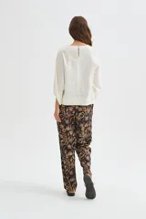 Babucha de viscosa con estampado floral en tonos marrones y beige, de corte recto y ajuste cómodo.