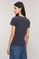 Remera Kosiuko de corte slim color azul marino, con cuello redondo, mangas cortas y estampa frontal en color blanco con las leyendas ST. TROPEZ y KOSIUKO.