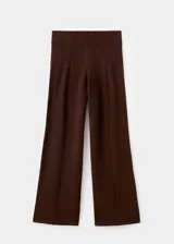 Pantalón de punto color marrón oscuro, de tiro medio, cintura con goma elástica y diseño recto y largo. Cuenta con detalle de costuras verticales.