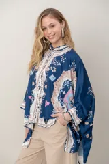 Camisa de seda modelo pañuelo, de color amarillo con estampado estilo mandala y flores, cuello redondo y cierre frontal con botones.