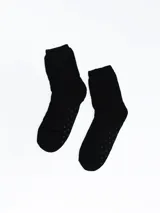 Par de medias cortas grises con talón y puntera blancos, banda superior blanca y banda inferior bordó. Poseen puntos antideslizantes en la planta del pie.