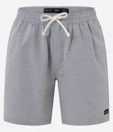 Bermuda de sarga con estampa rayada en color gris, de corte recto y largo por encima de la rodilla. Posee cintura elástica ajustable mediante cordón blanco y bolsillos laterales.
