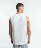 Musculosa básica para hombre de corte recto y cuello redondo, confeccionada en tejido de algodón. Presenta un diseño liso con un pequeño tag decorativo en el bajo.