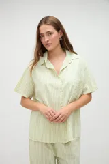 Camisa de manga corta de algodón con diseño a rayas en tonos amarillo y blanco, calce holgado, cuello solapa y bolsillo aplicado en el pecho.