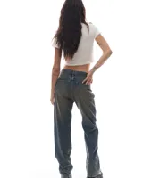 Pantalón de jean de tiro alto, corte recto y lavado gastado en tonos azul y ocre.