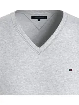 Remera de cuello en V, confeccionada en algodón, con mangas cortas y logo de la marca bordado en el pecho.