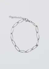 Pulsera plateada de acero quirúrgico con eslabones ovalados y cierre de mosquetón.