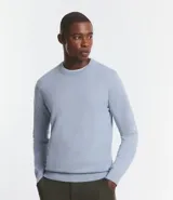 Sueter masculino de cuello redondo, color celeste, manga larga, con bajo y puños ajustados.