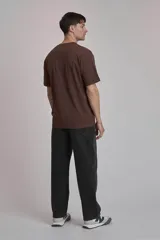 Remera verde oscuro de corte holgado y mangas cortas.