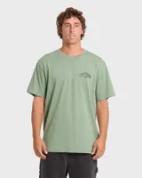 Remera Billabong de manga corta color verde militar, con estampado gráfico multicolor en la espalda de estilo desgastado.