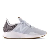 Championes New Balance Fresh Foam Roav para mujer, color celeste con detalles en blanco y estampado animal print en el talón.