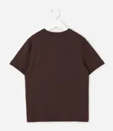 Remera de algodón manga corta, color marrón chocolate, con cuello redondo y estampado frontal de un gato con lentes de sol y la frase 'low social battery'.