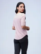 Remera negra de modal con cuello redondo y mangas 3/4.