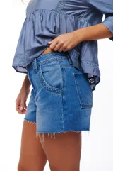 Short de jean azul con corte clásico y terminaciones desflecadas.