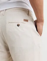 Pantalón de vestir verde de corte recto.