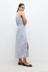 Falda midi celeste con estampado floral en tonos rosa y verde.