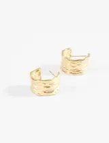 Aros gruesos de acero quirúrgico hipoalergénico color dorado con textura.