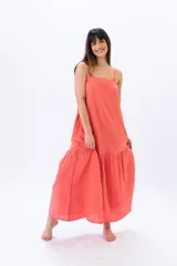 Vestido largo color coral, de gasa de algodón, con tirantes finos y corte amplio.