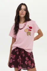 Short de calce holgado color bordó con estampado floreado, con elástico y lazo ajustable en la cintura.
