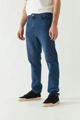 Jean negro de corte slim, con tiro medio, cinco bolsillos y cierre con cremallera y botón. Confeccionado en denim de algodón con spandex.