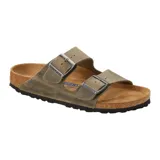 Sandalias Birkenstock modelo Arizona Soft Footbed, de cuero engrasado en color verde militar. Presentan un diseño de dos tiras con hebillas metálicas ajustables, plantilla anatómica y suela de corcho y EVA.