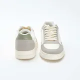 Zapatillas urbanas bajas de cuero sintético, color blanco con detalles en gris y verde en el talón.