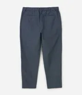 Pantalón masculino de corte relajado confeccionado en tejido oxford de algodón. Presenta cintura con trabillas y lazo ajustable, bolsillos laterales y traseros.