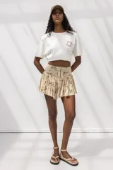 Minifalda con estampado floral, diseño de tiro alto con detalle de cordones frontales tipo corset y falda con volados.