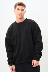 Buzo negro de corte amplio con cuello redondo y mangas largas.