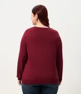 Cardigan de punto color bordó, con cuello redondo, cierre frontal con botones y puños acanalados.