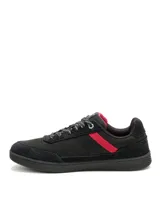 Championes Caterpillar modelo Pause, de diseño retro y minimalista. Confeccionados en cuero y lona, presentan una base negra con detalles en rojo y cordones jaspeados. Cuentan con suela de goma resistente y plantilla de espuma EVA.