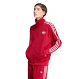 Campera deportiva Adidas color rojo, modelo suelto con cuello alto, cierre frontal completo y bolsillos laterales. Presenta las clásicas tres tiras blancas en las mangas y el logo del trébol bordado en el pecho.