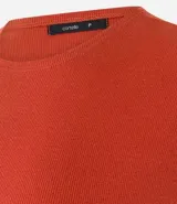 Blusa de manga corta, cuello redondo y corte ajustado, confeccionada en tejido rib de algodón.