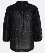 Blusa negra de chiffon con estampado de mini íconos en color crema, cuello mao, solapa frontal con botones y mangas largas abullonadas.