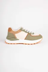 Championes deportivos Pdk Riverland para mujer, en combinación de colores blanco, tostado, gris y detalles en bordó, con suela dentada de goma marrón.