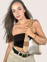 Cartera baguette dorada de cuero genuino, con asa reversible.