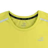 Remera deportiva de mujer Topper, color verde lima, con cuello redondo, mangas cortas y detalles reflectantes en los hombros. Presenta tecnología Dry-Cool para mayor transpirabilidad y paneles de tela microperforada en la parte superior y el ruedo.