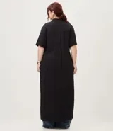 Vestido chemise largo negro, confeccionado en viscosa, con cuello camisero, mangas cortas y cierre frontal con botonera completa.