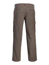 Pantalón cargo color marrón grisáceo, de corte recto, con bolsillos laterales con solapa y costuras decorativas en contraste de color blanco.