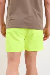 Short de baño color verde vibrante, con cintura elástica y cordón de ajuste.