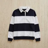 Buzo de manga larga con diseño de franjas horizontales en color azul marino y rosado, cuello polo blanco y cierre frontal parcial con botones.