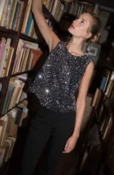 Chaleco negro de velour bordado con lentejuelas, sin mangas y escote redondo. Se puede usar solo como top o sobre otra prenda.