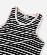 Musculosa de algodón con efecto ganchillo texturizado y rayas horizontales en blanco y negro. Tiene cuello redondo y sisas con ribete blanco.
