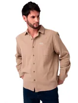 Camisa de manga larga Caterpillar confeccionada en tejido waffle, color beige, con cuello clásico, cierre frontal de botones y bolsillo en el pecho con etiqueta de la marca.