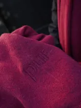 Pashmina rectangular color beige claro, de tejido suave y liviano. Ideal para usar como chalina o bufanda.